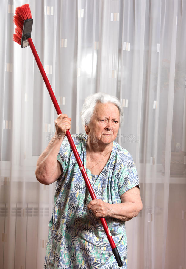 In questa immagine è rappresentata una signora anziana che minaccia di colpire con una scopa il povero agente immobiliare che continua a suonare al campanello della sua abitazione per cercare di capire chi è che vende casa nel palazzo.