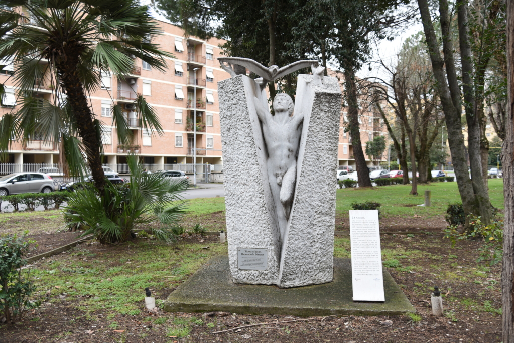 “L’uomo si Libera Liberando la Natura. Opera scolpita nel 1990 dal Professor Ugo Croce e i suoi allievi dell’Istituto d’Arte Roma 2. Oggi liceo Artistico Statale “Enzo Rossi”.