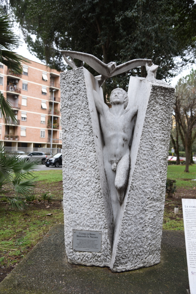 “L’uomo si Libera Liberando la Natura. Opera scolpita nel 1990 dal Professor Ugo Croce e i suoi allievi dell’Istituto d’Arte Roma 2. Oggi liceo Artistico Statale “Enzo Rossi”.