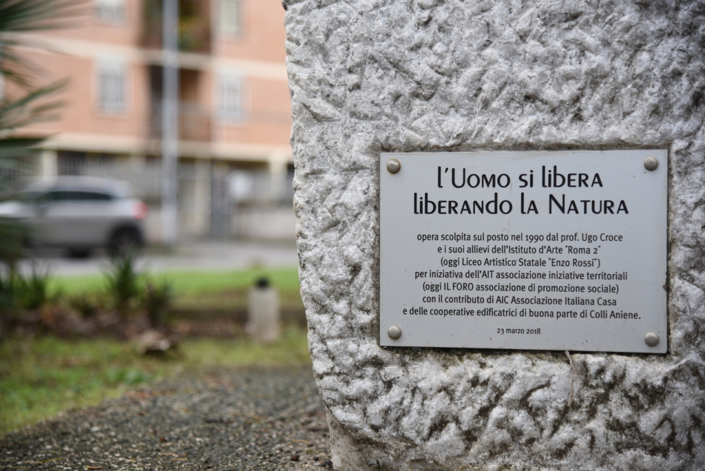 L'uomo si Libera Liberando la Natura. Opera scolpita nel 1990 dal Professor Ugo Croce e i suoi allievi dell'Istituto d'Arte Roma 2. Oggi liceo Artistico Statale "Enzo Rossi". Per iniziativa dell'AIT, Associazione per Iniziative Territoriali, oggi "Il Foro" associazione di promozione sociale con il contributo di AIC, Associazione Italiana Casa e delle cooperative edificatrici di buona parte di Colli Aniene