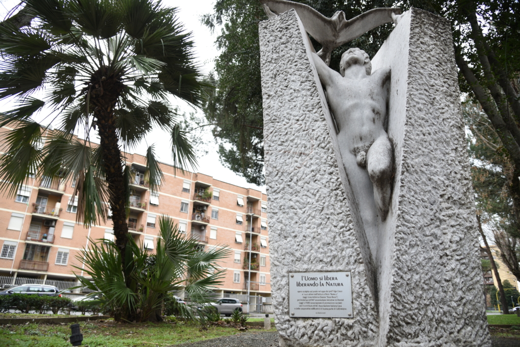 “L’uomo si Libera Liberando la Natura. Opera scolpita nel 1990 dal Professor Ugo Croce e i suoi allievi dell’Istituto d’Arte Roma 2. Oggi liceo Artistico Statale “Enzo Rossi”.