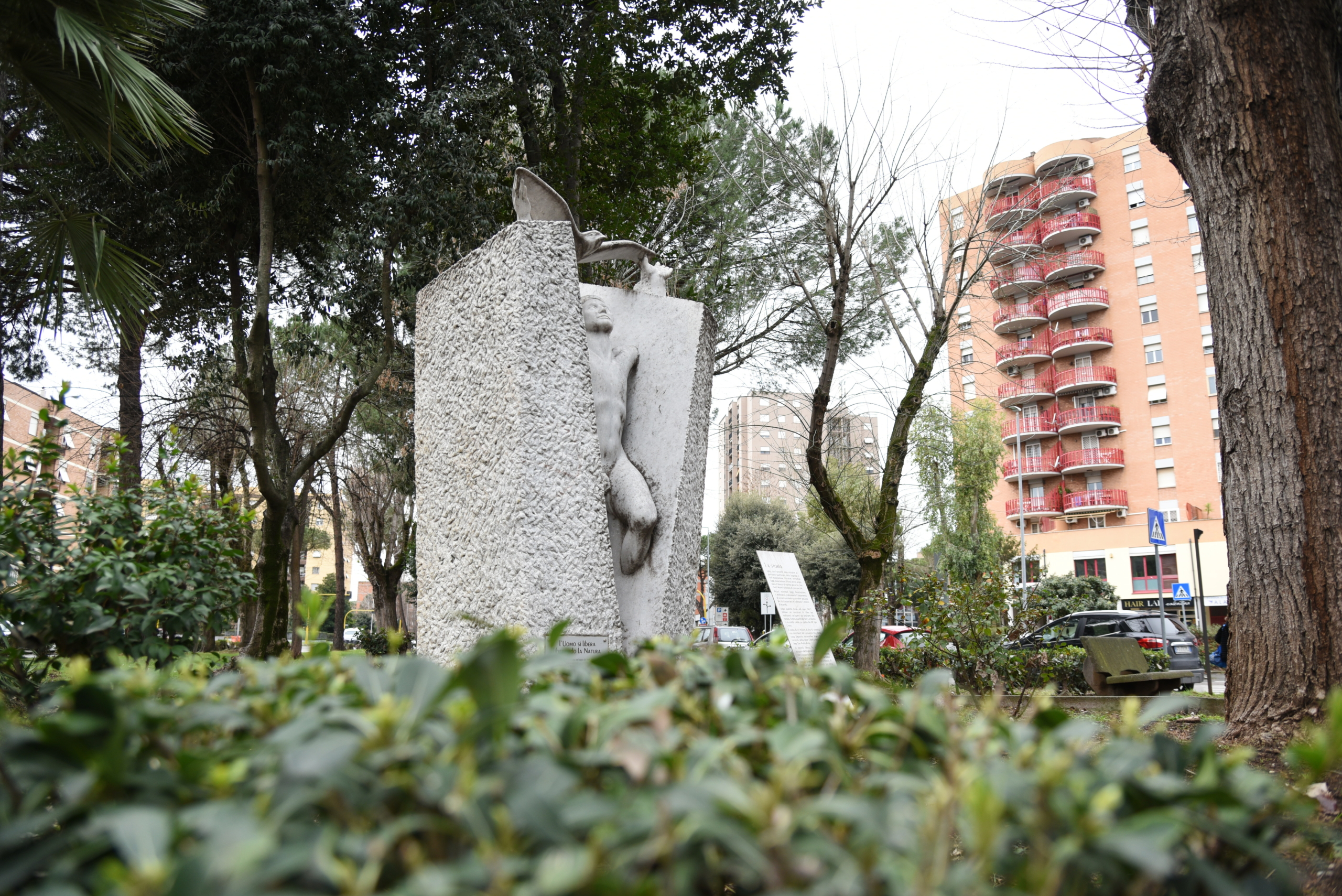 L'uomo si Libera Liberando la Natura. Opera scolpita nel 1990 dal Professor Ugo Croce e i suoi allievi dell'Istituto d'Arte Roma 2. Oggi liceo Artistico Statale "Enzo Rossi". Per iniziativa dell'AIT, Associazione per Iniziative Territoriali, oggi "Il Foro" associazione di promozione sociale con il contributo di AIC, Associazione Italiana Casa e delle cooperative edificatrici di buona parte di Colli Aniene