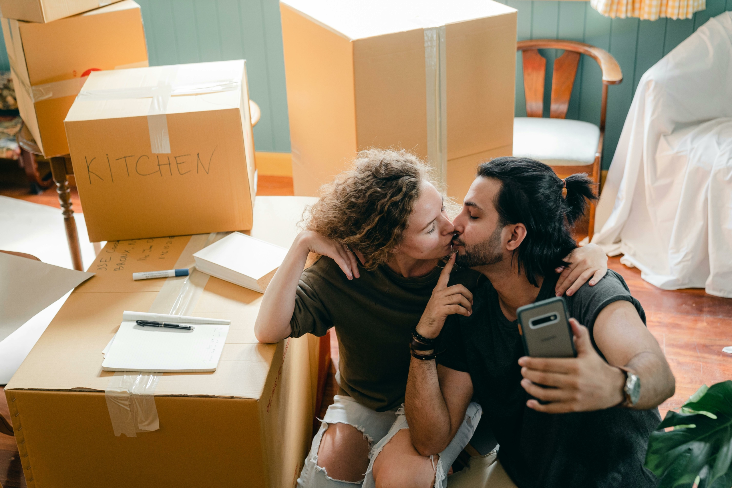 Scopri come è facile Valutare la tua Casa a Roma comodamente seduta sul divano del salotto. Se la tua esigenza è quella di Vendere Casa, la prima cosa che devi sapere è il suo Valore Commerciale. Sbagliare la valutazione può essere un problema che limita la vendibilità del tuo immobile oppure rischia di fartelo svendere. Questo strumento, totalmente GRATUITO, ti permetterà di ottenere, comodamente seduto sul divano del soggiorno, una prima reale valutazione della tua casa. Si basa su un potente algoritmo che mette a confronto le caratteristiche principali del tuo appartamento, come la ristrutturazione piuttosto che il piano e l’esposizione, con le stesse caratteristiche di immobili simili compravenduti, nella stessa zona di riferimento, negli ultimi sei mesi. Una volta inseriti i dati della tua casa, il sistema elabora una complessa e dettagliata analisi del mercato immobiliare di zona, mettendo a confronto i prezzi medi di pubblicità (ovvero le richieste di persone che attualmente stanno vendendo immobile simili), i prezzi medi delle valutazioni (elaborate dagli operatori del mercato immobiliare), i prezzi degli immobili venduti (estrapolati direttamente dagli archivi dell’agenzia delle entrate) ed i prezzi delle richieste (riferiti alle richieste di potenziali clienti acquirenti). Il tutto verrà riassunto in un esaustivo ed elegante REPORT di valutazione immobile. Lo riceverai qualche ora dopo direttamente nella tua casella di posta elettronica (usa quella che controlli più spesso e verifica anche negli spam). Sarà un valido supporto quando avrai maturato definitivamente l’idea di Vendere Casa. Compi il tuo primo passo verso la CONSAPEVOLEZZA! Valuta la tua casa adesso. Grazie di essere stato qui. Fabrizio Colarossi