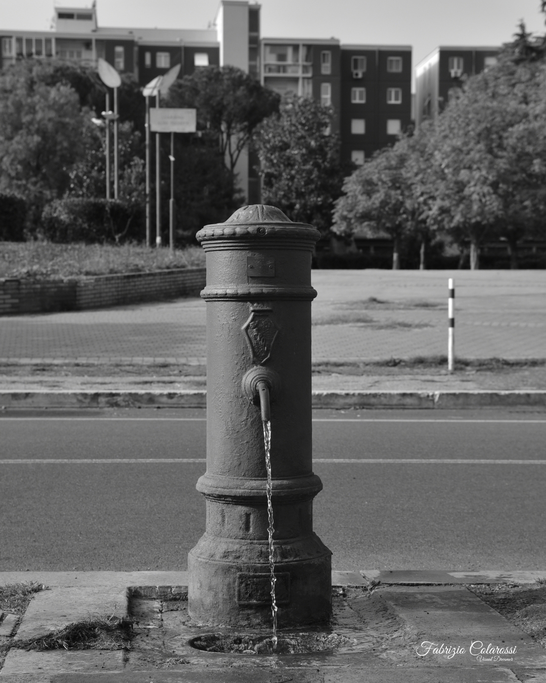 Progetto Fotografico Anima Fluida - I Nasoni di Colli Aniene. Un racconto fotografico a cura di Fabrizio Colarossi con lo scopo di riscoprire elementi della nostra vita quotidiana che quotidianamente guardiamo senza vederli. Un modo per riprendere contatto con il quartiere di Colli Aniene e costruire una storia intima fatta di immagini in bianco e nero