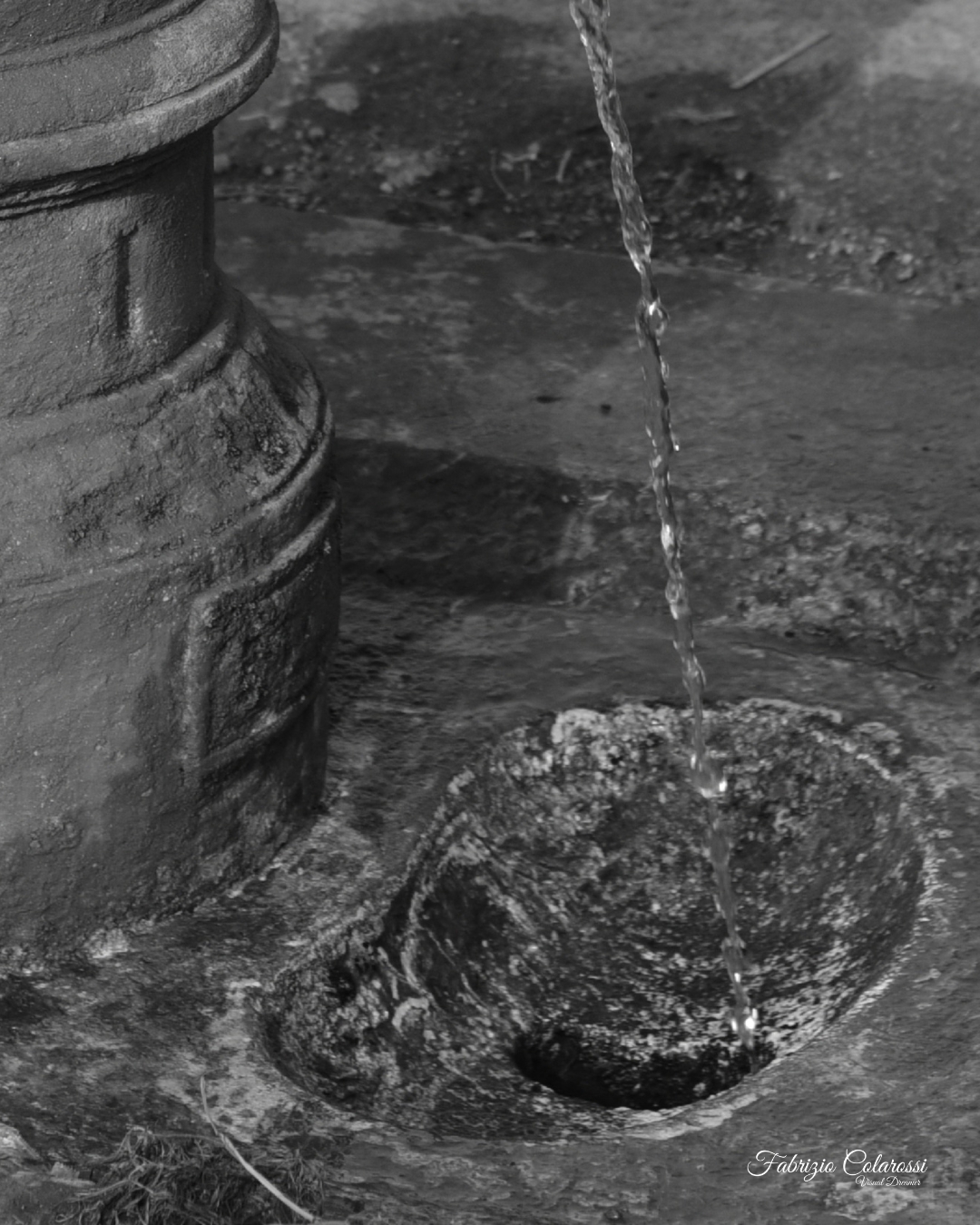 Progetto Fotografico Anima Fluida - I Nasoni di Colli Aniene. Un racconto fotografico a cura di Fabrizio Colarossi con lo scopo di riscoprire elementi della nostra vita quotidiana che quotidianamente guardiamo senza vederli. Un modo per riprendere contatto con il quartiere di Colli Aniene e costruire una storia intima fatta di immagini in bianco e nero