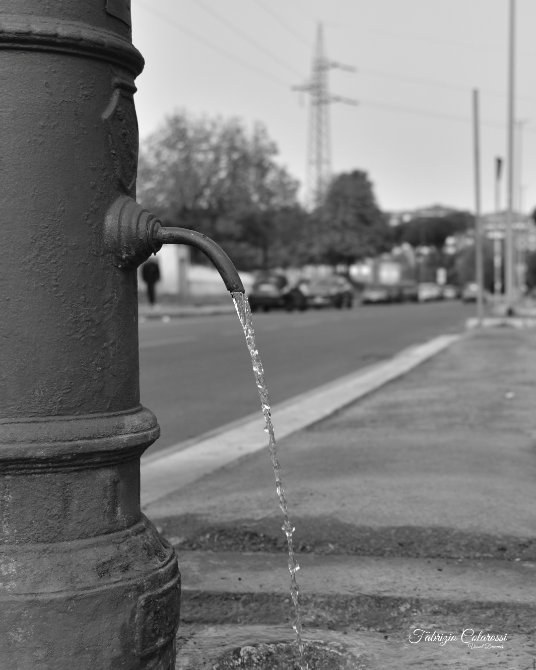 Progetto Fotografico Anima Fluida - I Nasoni di Colli Aniene. Un racconto fotografico a cura di Fabrizio Colarossi con lo scopo di riscoprire elementi della nostra vita quotidiana che quotidianamente guardiamo senza vederli. Un modo per riprendere contatto con il quartiere di Colli Aniene e costruire una storia intima fatta di immagini in bianco e nero