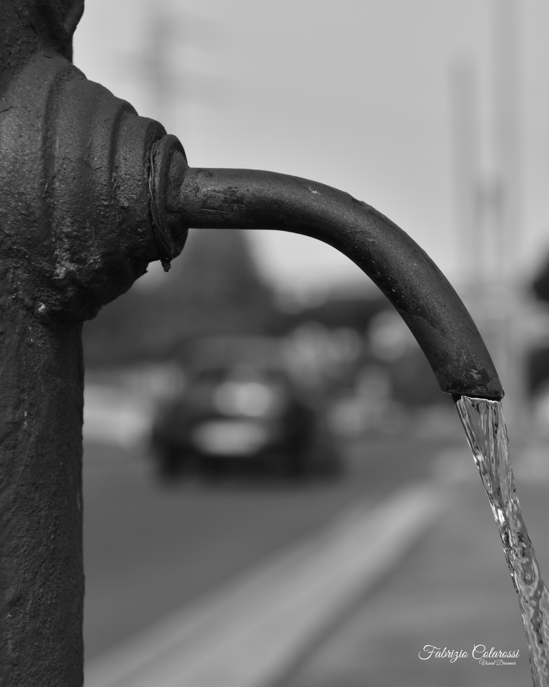 Progetto Fotografico Anima Fluida - I Nasoni di Colli Aniene. Un racconto fotografico a cura di Fabrizio Colarossi con lo scopo di riscoprire elementi della nostra vita quotidiana che quotidianamente guardiamo senza vederli. Un modo per riprendere contatto con il quartiere di Colli Aniene e costruire una storia intima fatta di immagini in bianco e nero