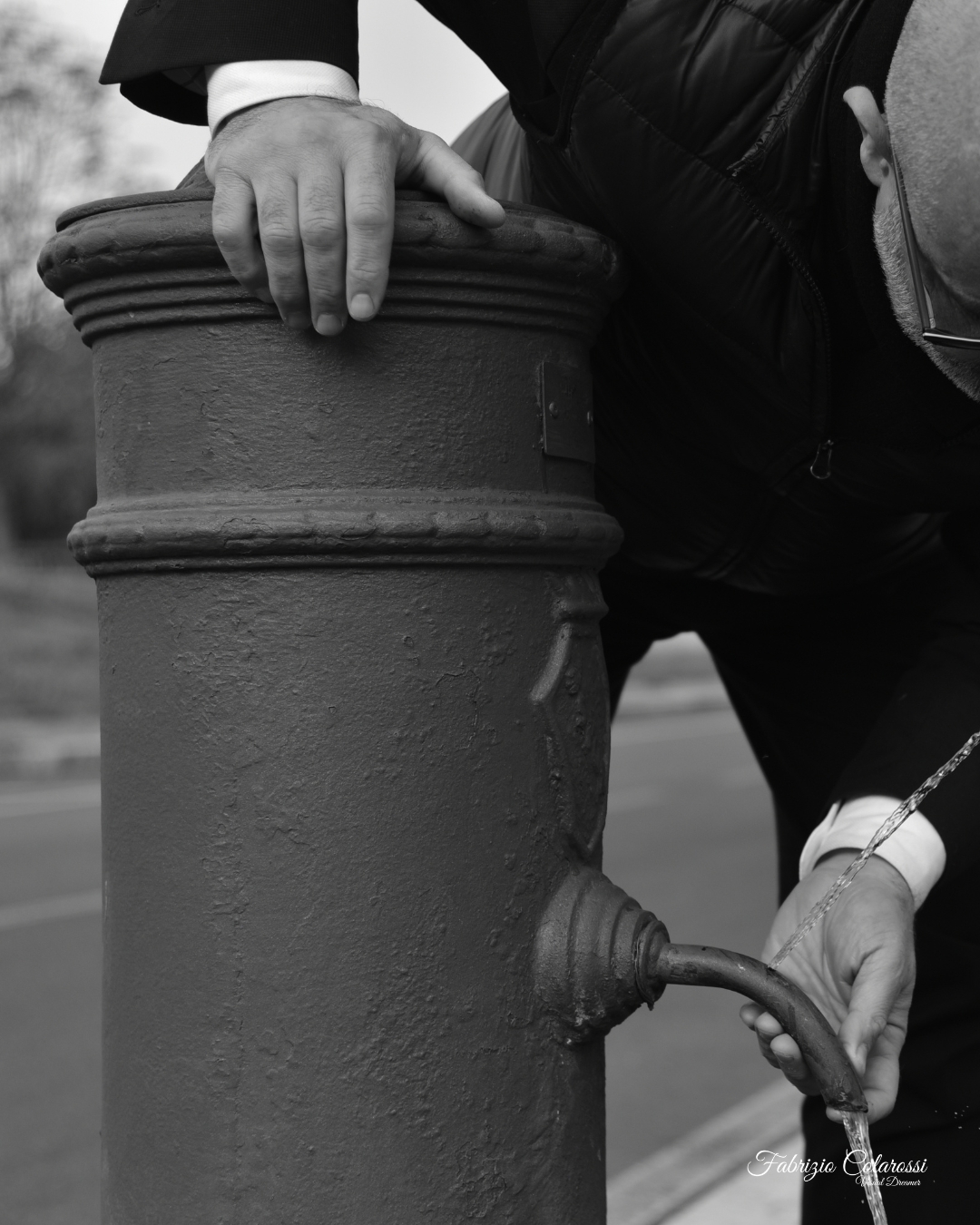 Progetto Fotografico Anima Fluida - I Nasoni di Colli Aniene. Un racconto fotografico a cura di Fabrizio Colarossi con lo scopo di riscoprire elementi della nostra vita quotidiana che quotidianamente guardiamo senza vederli. Un modo per riprendere contatto con il quartiere di Colli Aniene e costruire una storia intima fatta di immagini in bianco e nero