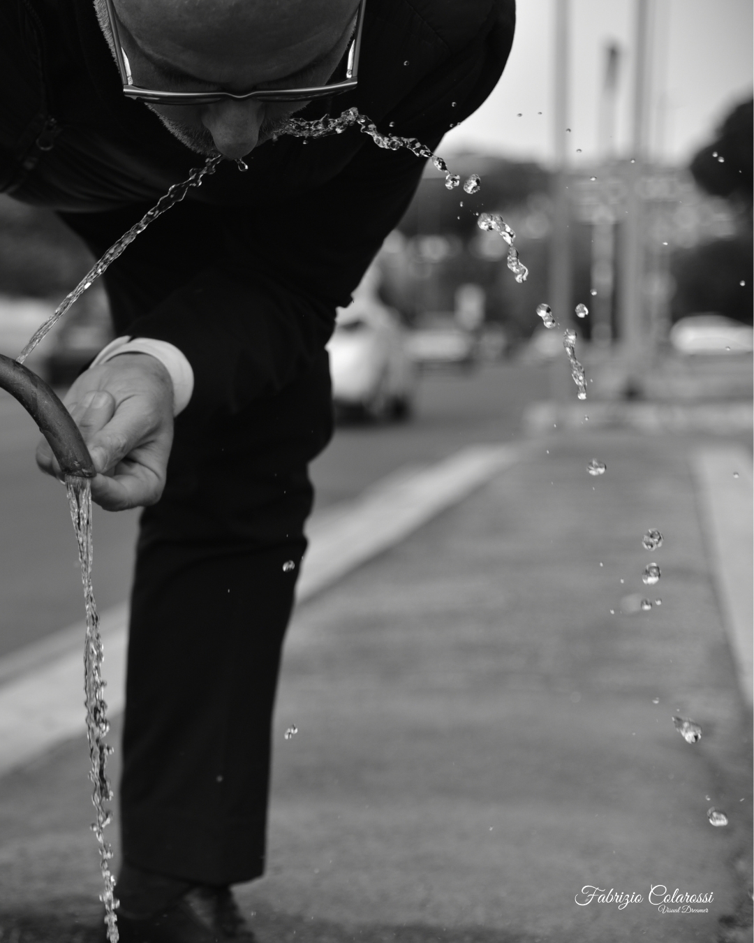 Progetto Fotografico Anima Fluida - I Nasoni di Colli Aniene. Un racconto fotografico a cura di Fabrizio Colarossi con lo scopo di riscoprire elementi della nostra vita quotidiana che quotidianamente guardiamo senza vederli. Un modo per riprendere contatto con il quartiere di Colli Aniene e costruire una storia intima fatta di immagini in bianco e nero