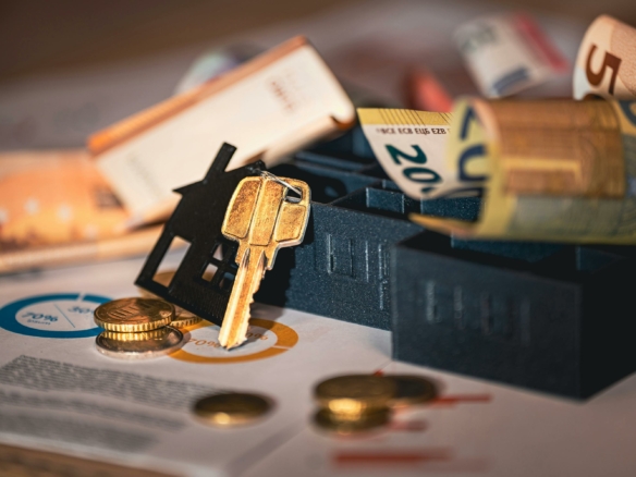 Donazioni immobiliari: cosa cambia davvero dopo la riforma La fine di un problema che per anni ha bloccato il mercato e creato incertezze per venditori, acquirenti e banche Per chi vive ogni giorno il mercato immobiliare, la parola donazione non è mai stata neutra. Per decenni ha significato pratiche rallentate, compravendite congelate, banche restie a concedere mutui e acquirenti pronti a scappare alla sola lettura dell’atto di provenienza. Il 26 novembre 2025, però, è cambiato tutto. È stata approvata la riforma che semplifica la circolazione degli immobili di provenienza donativa, recependo una richiesta avanzata dal Notariato per oltre dieci anni com-stampa-donazioni . Una riforma che ha portata storica e che risolve alla radice un problema che ha penalizzato migliaia di famiglie e rallentato il mercato immobiliare.