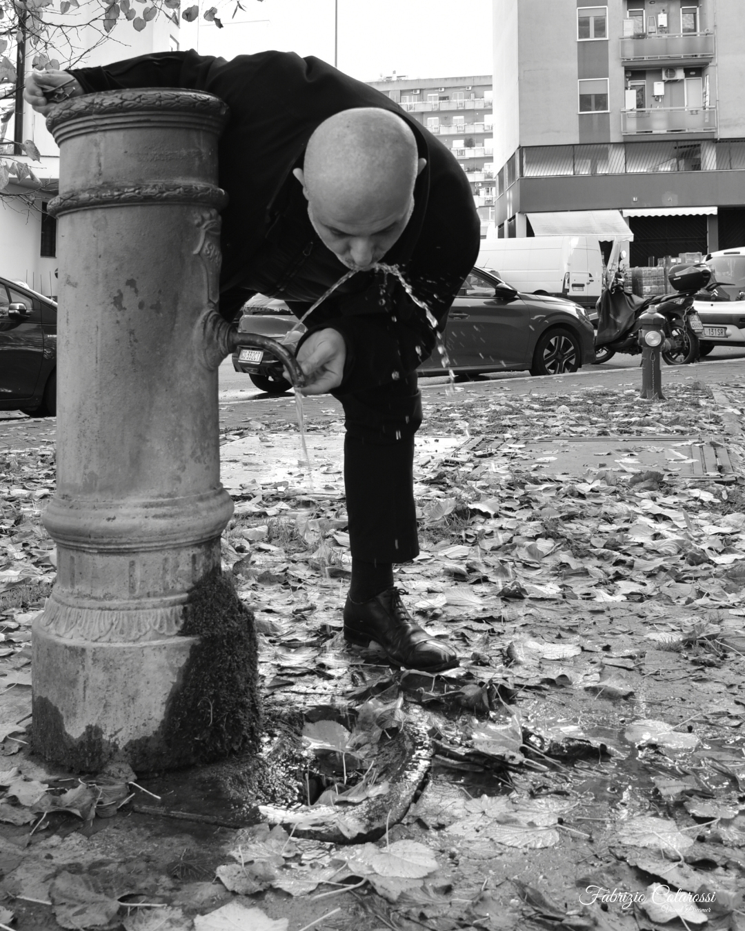 Anima Fluida - I Nasoni di Colli Aniene. Progetto Fotografico. Un racconto di immagini a cura di Fabrizio Colarossi con lo scopo di riscoprire elementi della nostra vita quotidiana che quotidianamente guardiamo senza vederli. Un modo per riprendere contatto con il quartiere di Colli Aniene e costruire una storia intima fatta di immagini in bianco e nero