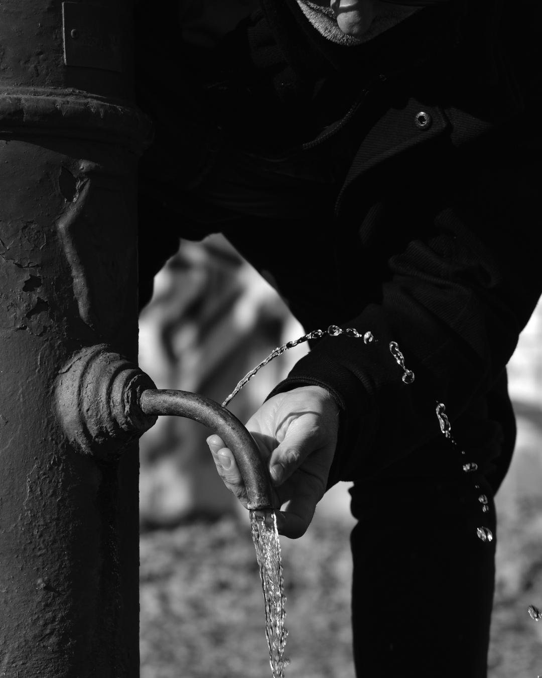 Anima Fluida - I Nasoni di Colli Aniene. Progetto Fotografico. Un racconto di immagini a cura di Fabrizio Colarossi con lo scopo di riscoprire elementi della nostra vita quotidiana che quotidianamente guardiamo senza vederli. Un modo per riprendere contatto con il quartiere di Colli Aniene e costruire una storia intima fatta di immagini in bianco e nero