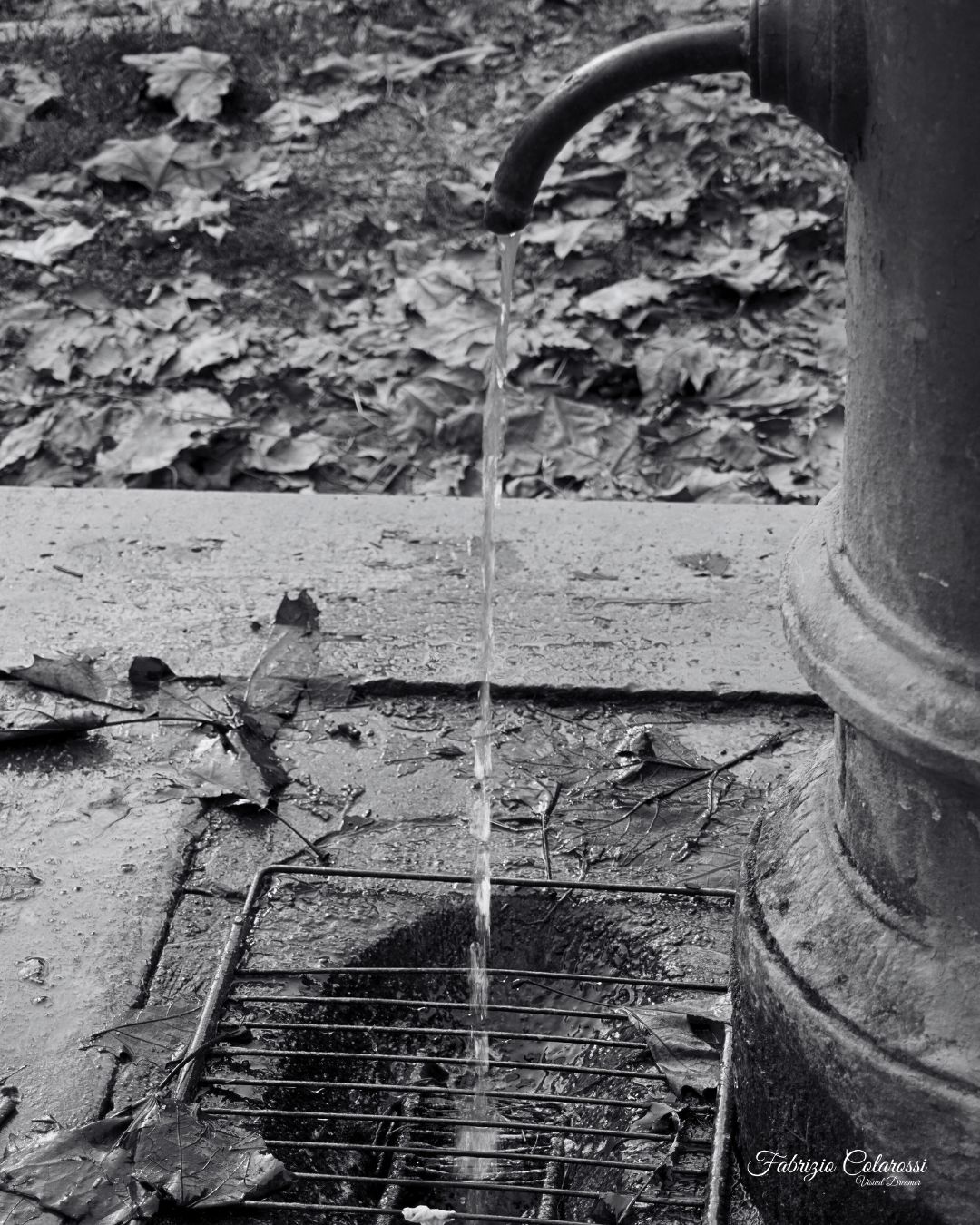 Il Dettaglio, ogni fontanella ha la sua caratteristica. Qui una grata improvvisata fornisce una comoda base d'appoggio per i rifornimenti di acqua potabile