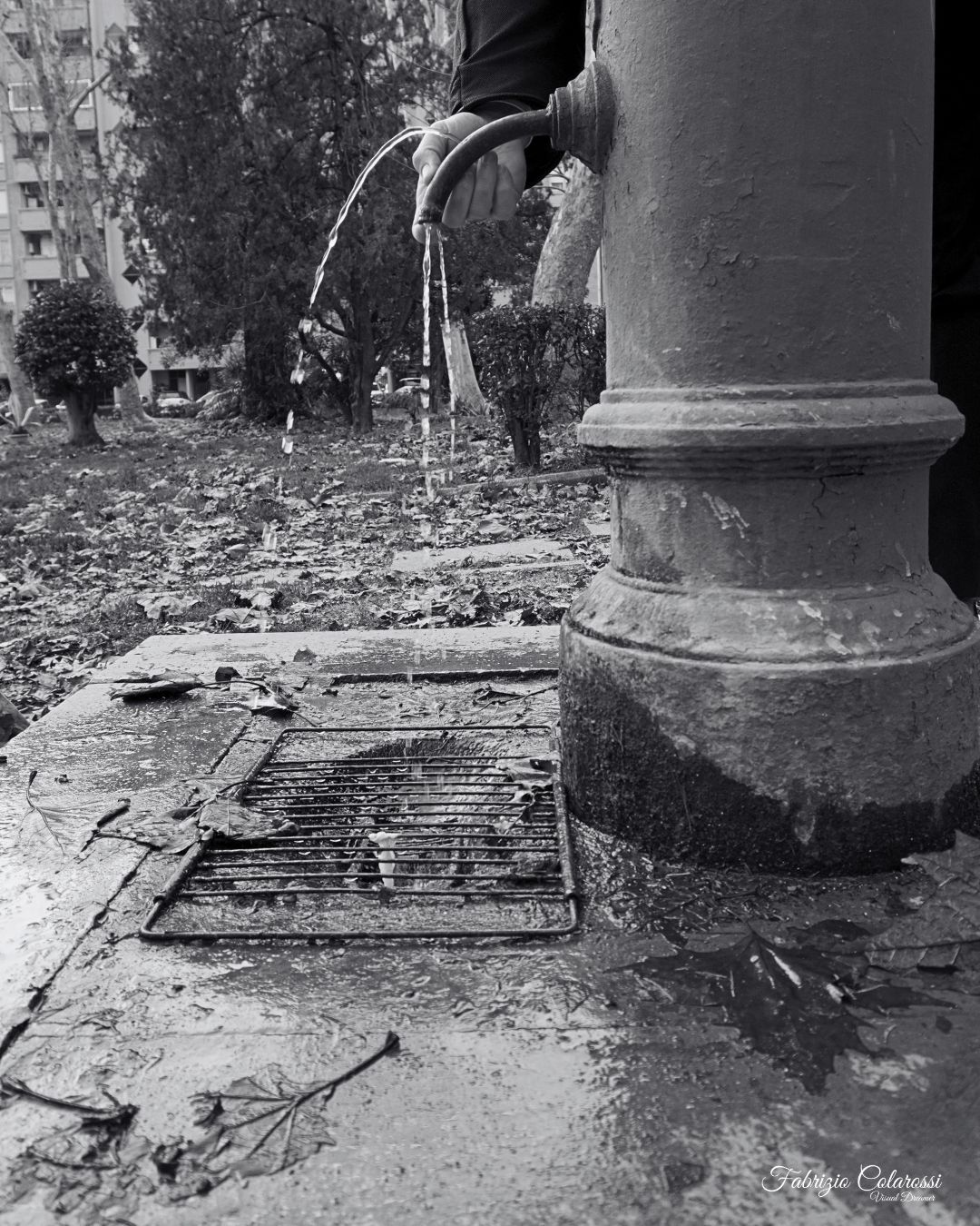 Un gesto tanto banale quanto profondo. Una mano che cambia il corso dell’acqua e la costringe a disegnare un’altra traiettoria.