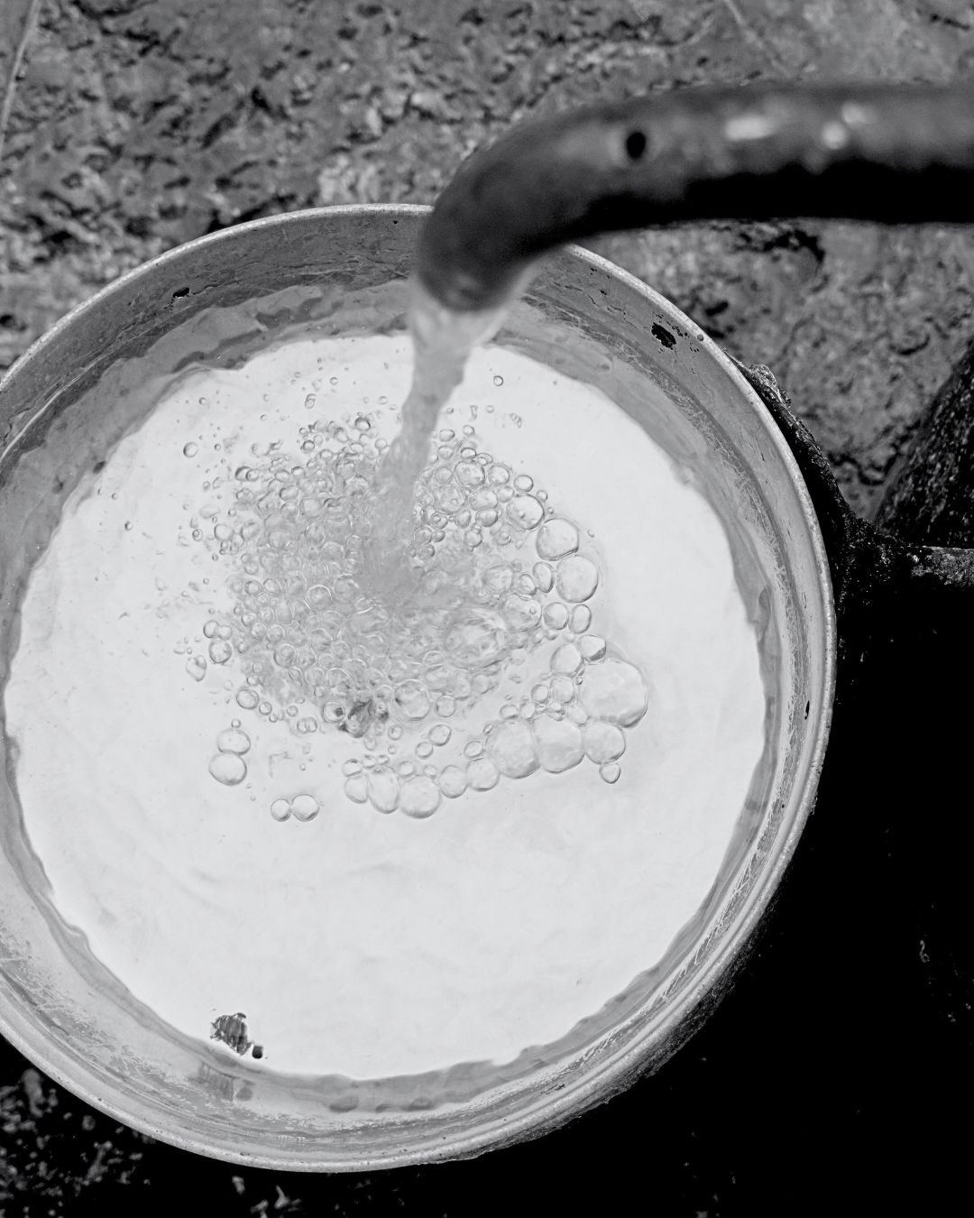 Anima Fluida - I Nasoni di Colli Aniene. Progetto Fotografico. Un racconto di immagini a cura di Fabrizio Colarossi con lo scopo di riscoprire elementi della nostra vita quotidiana che quotidianamente guardiamo senza vederli. Un modo per riprendere contatto con il quartiere di Colli Aniene e costruire una storia intima fatta di immagini in bianco e nero