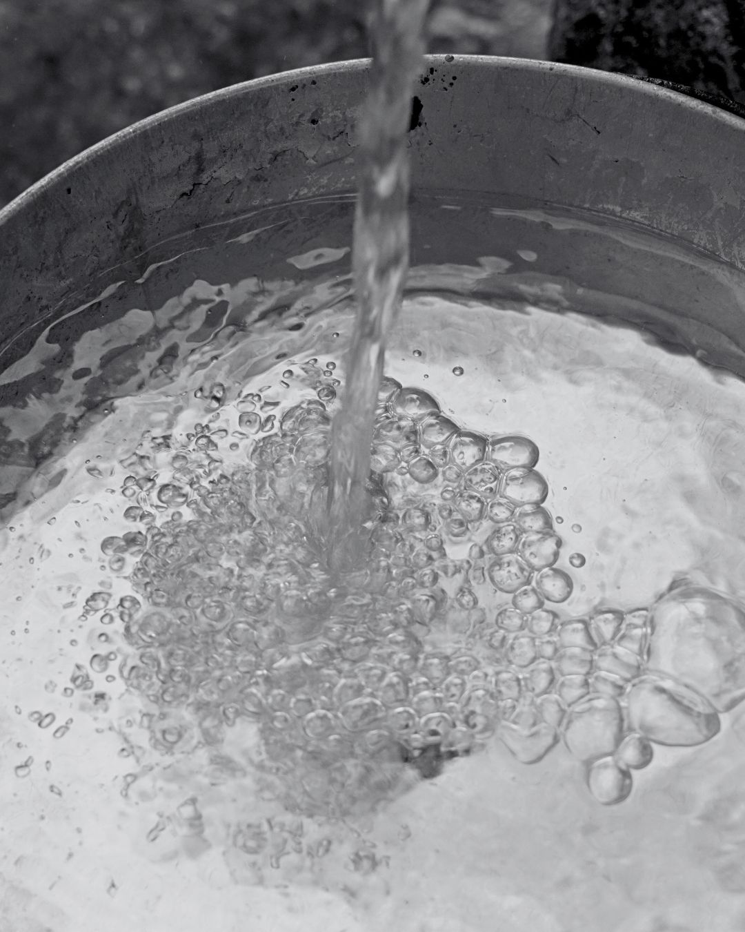 Anima Fluida - I Nasoni di Colli Aniene. Progetto Fotografico. Un racconto di immagini a cura di Fabrizio Colarossi con lo scopo di riscoprire elementi della nostra vita quotidiana che quotidianamente guardiamo senza vederli. Un modo per riprendere contatto con il quartiere di Colli Aniene e costruire una storia intima fatta di immagini in bianco e nero