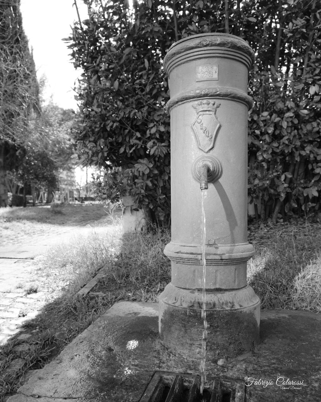 A ridosso della riserva naturale della Cervelletta Via Martinelli – Colli Aniene È una fontanella come tante. Eppure è un punto di passaggio fondamentale. Mentre la fotografavo, due ragazzi in assetto da trekking si sono fermati a riempire le borracce prima di entrare nel Parco della Cervelletta. Nessuna scena eroica. Solo un gesto necessario. Da una parte la città. Dall’altra la campagna romana che resiste dentro la Riserva Naturale Valle dell'Aniene, con i suoi sentieri e il suggestivo Castello della Cervelletta che emerge nel verde. Quei sentieri non sono lì per caso. C’è stato un uomo che ha dedicato parte della sua vita a mantenerli vivi: Domenico Pietrangelli, per tutti “Mimmo Cervelletta”. Ha tracciato percorsi, organizzato tour, custodito questo pezzo di natura quando il caos della città sembrava avere la meglio. Oggi sempre più persone cercano silenzio e natura. È una buona notizia. Ma riscoprire significa anche rispettare. Forse dovremmo ricordarci che luoghi come la Cervelletta non si mantengono da soli. Hanno bisogno di cura. Hanno bisogno di presenza. E quella fontanella, apparentemente anonima, è il punto in cui tutto questo comincia.