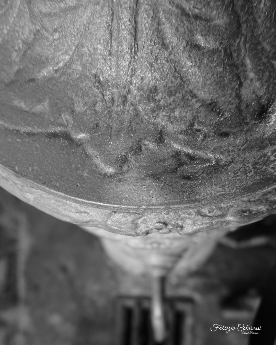 A ridosso della riserva naturale della Cervelletta Via Martinelli – Colli Aniene È una fontanella come tante. Eppure è un punto di passaggio fondamentale. Mentre la fotografavo, due ragazzi in assetto da trekking si sono fermati a riempire le borracce prima di entrare nel Parco della Cervelletta. Nessuna scena eroica. Solo un gesto necessario. Da una parte la città. Dall’altra la campagna romana che resiste dentro la Riserva Naturale Valle dell'Aniene, con i suoi sentieri e il suggestivo Castello della Cervelletta che emerge nel verde. Quei sentieri non sono lì per caso. C’è stato un uomo che ha dedicato parte della sua vita a mantenerli vivi: Domenico Pietrangelli, per tutti “Mimmo Cervelletta”. Ha tracciato percorsi, organizzato tour, custodito questo pezzo di natura quando il caos della città sembrava avere la meglio. Oggi sempre più persone cercano silenzio e natura. È una buona notizia. Ma riscoprire significa anche rispettare. Forse dovremmo ricordarci che luoghi come la Cervelletta non si mantengono da soli. Hanno bisogno di cura. Hanno bisogno di presenza. E quella fontanella, apparentemente anonima, è il punto in cui tutto questo comincia.