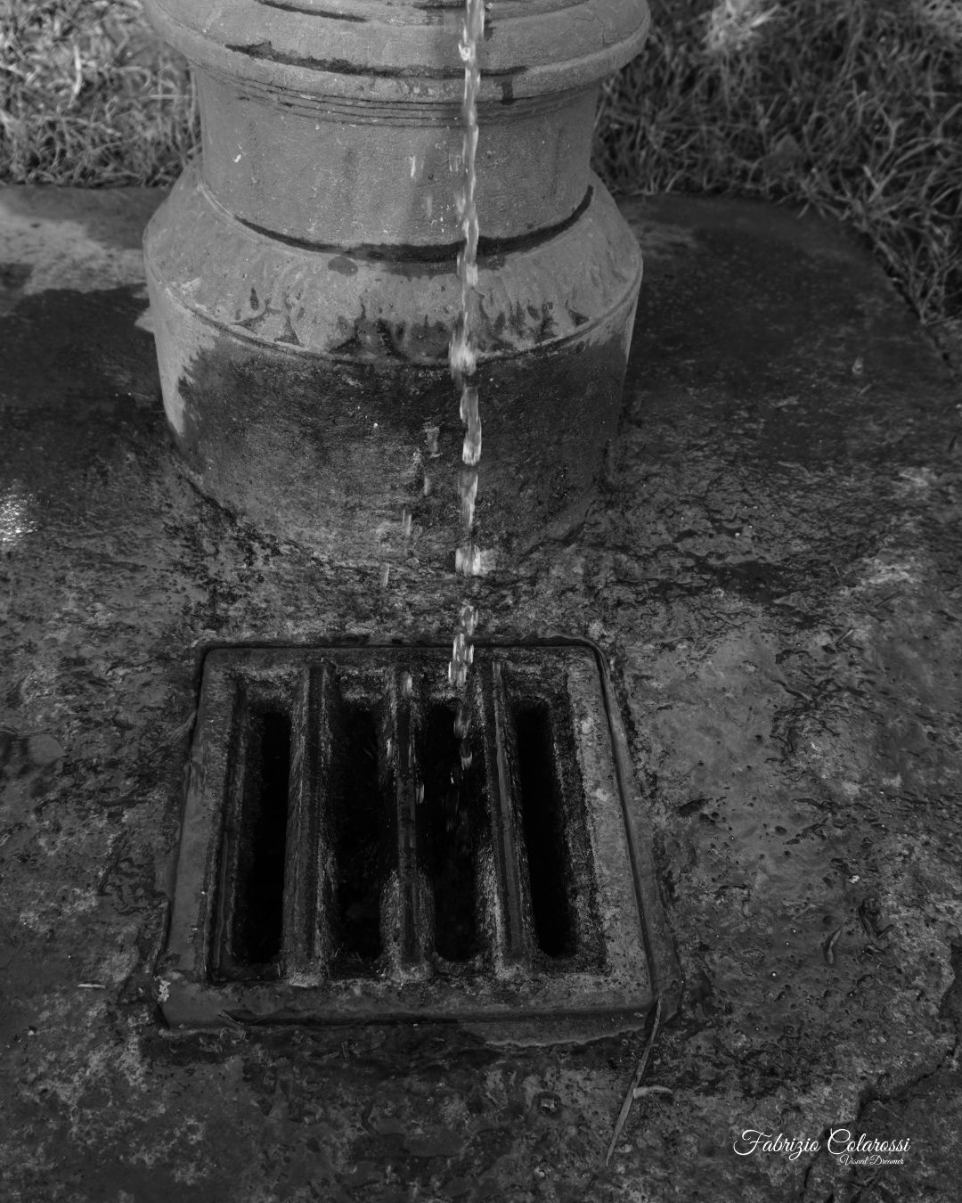 A ridosso della riserva naturale della Cervelletta Via Martinelli – Colli Aniene È una fontanella come tante. Eppure è un punto di passaggio fondamentale. Mentre la fotografavo, due ragazzi in assetto da trekking si sono fermati a riempire le borracce prima di entrare nel Parco della Cervelletta. Nessuna scena eroica. Solo un gesto necessario. Da una parte la città. Dall’altra la campagna romana che resiste dentro la Riserva Naturale Valle dell'Aniene, con i suoi sentieri e il suggestivo Castello della Cervelletta che emerge nel verde. Quei sentieri non sono lì per caso. C’è stato un uomo che ha dedicato parte della sua vita a mantenerli vivi: Domenico Pietrangelli, per tutti “Mimmo Cervelletta”. Ha tracciato percorsi, organizzato tour, custodito questo pezzo di natura quando il caos della città sembrava avere la meglio. Oggi sempre più persone cercano silenzio e natura. È una buona notizia. Ma riscoprire significa anche rispettare. Forse dovremmo ricordarci che luoghi come la Cervelletta non si mantengono da soli. Hanno bisogno di cura. Hanno bisogno di presenza. E quella fontanella, apparentemente anonima, è il punto in cui tutto questo comincia.