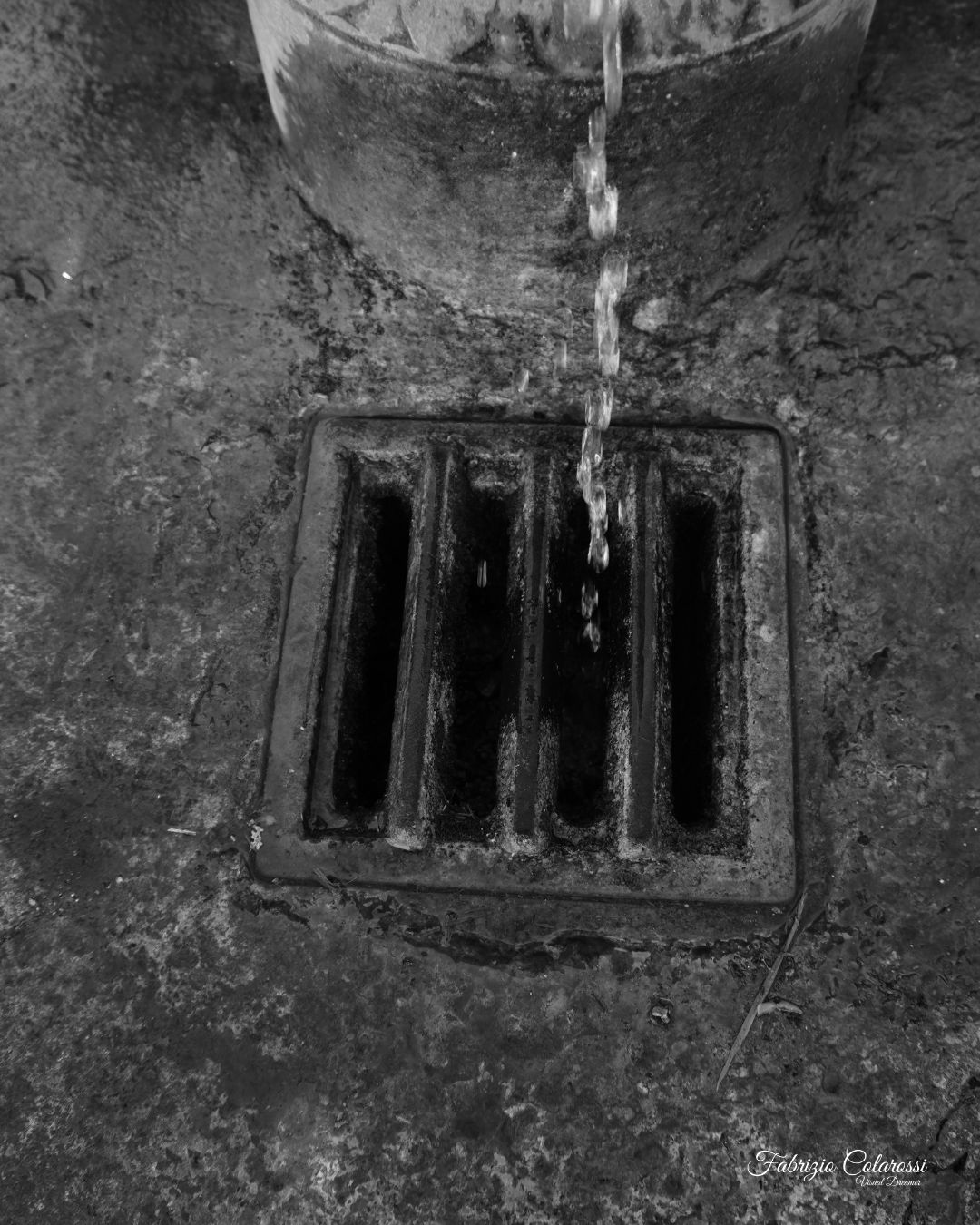 A ridosso della riserva naturale della Cervelletta Via Martinelli – Colli Aniene È una fontanella come tante. Eppure è un punto di passaggio fondamentale. Mentre la fotografavo, due ragazzi in assetto da trekking si sono fermati a riempire le borracce prima di entrare nel Parco della Cervelletta. Nessuna scena eroica. Solo un gesto necessario. Da una parte la città. Dall’altra la campagna romana che resiste dentro la Riserva Naturale Valle dell'Aniene, con i suoi sentieri e il suggestivo Castello della Cervelletta che emerge nel verde. Quei sentieri non sono lì per caso. C’è stato un uomo che ha dedicato parte della sua vita a mantenerli vivi: Domenico Pietrangelli, per tutti “Mimmo Cervelletta”. Ha tracciato percorsi, organizzato tour, custodito questo pezzo di natura quando il caos della città sembrava avere la meglio. Oggi sempre più persone cercano silenzio e natura. È una buona notizia. Ma riscoprire significa anche rispettare. Forse dovremmo ricordarci che luoghi come la Cervelletta non si mantengono da soli. Hanno bisogno di cura. Hanno bisogno di presenza. E quella fontanella, apparentemente anonima, è il punto in cui tutto questo comincia.