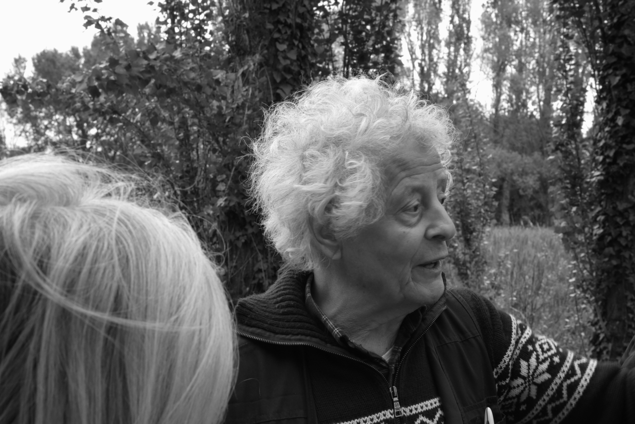 Domenico Pietrangeli detto "Mimo Cervelletta" Un uomo che ha dedicato parte della sua vita a mantenerli vivi: Domenico Pietrangelli, per tutti “Mimmo Cervelletta”. Ha tracciato percorsi, organizzato tour, custodito questo pezzo di natura quando il caos della città sembrava avere la meglio. Oggi sempre più persone cercano silenzio e natura. È una buona notizia. Ma riscoprire significa anche rispettare. Forse dovremmo ricordarci che luoghi come la Cervelletta non si mantengono da soli. Hanno bisogno di cura. Hanno bisogno di presenza. E quella fontanella, apparentemente anonima, è il punto in cui tutto questo comincia.