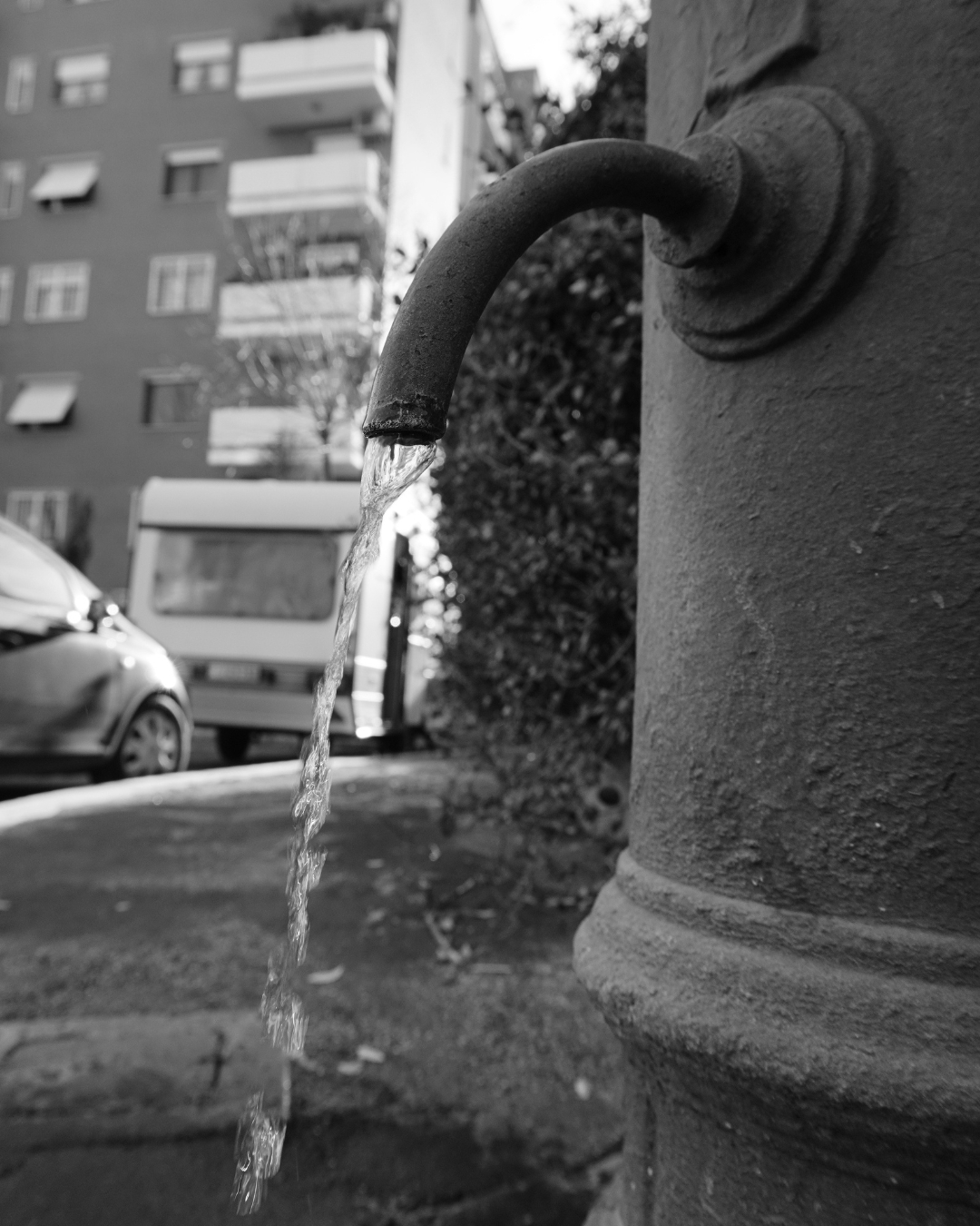 La fontanella sul confine: dove le differenze si incontrano C’è una fontanella, a Colli Aniene, che non si nota subito. Non è nel cuore del parco, non è incorniciata dal verde, non è “da fotografia”. Sta lì, su un margine. Un punto di passaggio più che di sosta. Un crocevia sottile, quasi invisibile, dove si incontrano due mondi: da una parte gli immobili del Comune di Roma, dall’altra quelli di proprietà privata. Due logiche diverse. Due modi di vivere lo spazio. Due idee, a volte distanti, di casa. Eppure, proprio lì, scorre acqua. Il nasone di via tamburrano