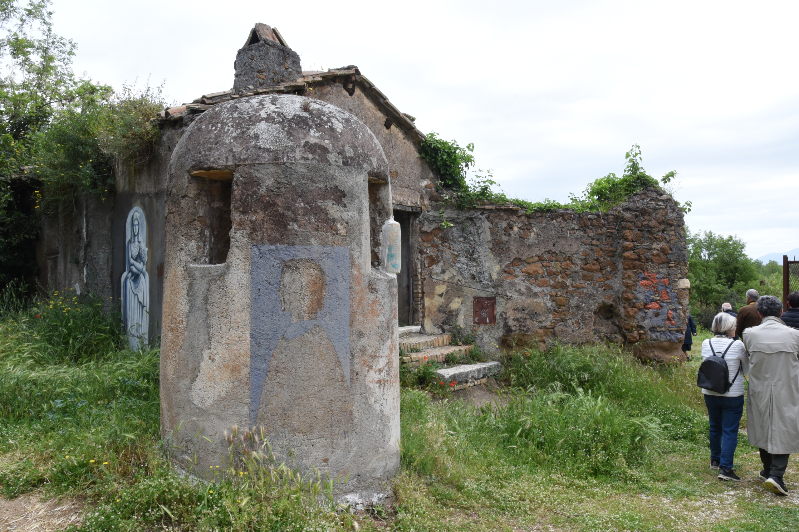 Tra Colli Aniene e Tor Sapienza, il Casale della Cervelletta custodisce uno degli ultimi frammenti di campagna romana sopravvissuti all’espansione urbana. La torre medievale, il borgo rurale, il parco e le battaglie dei cittadini per salvarlo raccontano l’anima verde e più profonda del quartiere.
