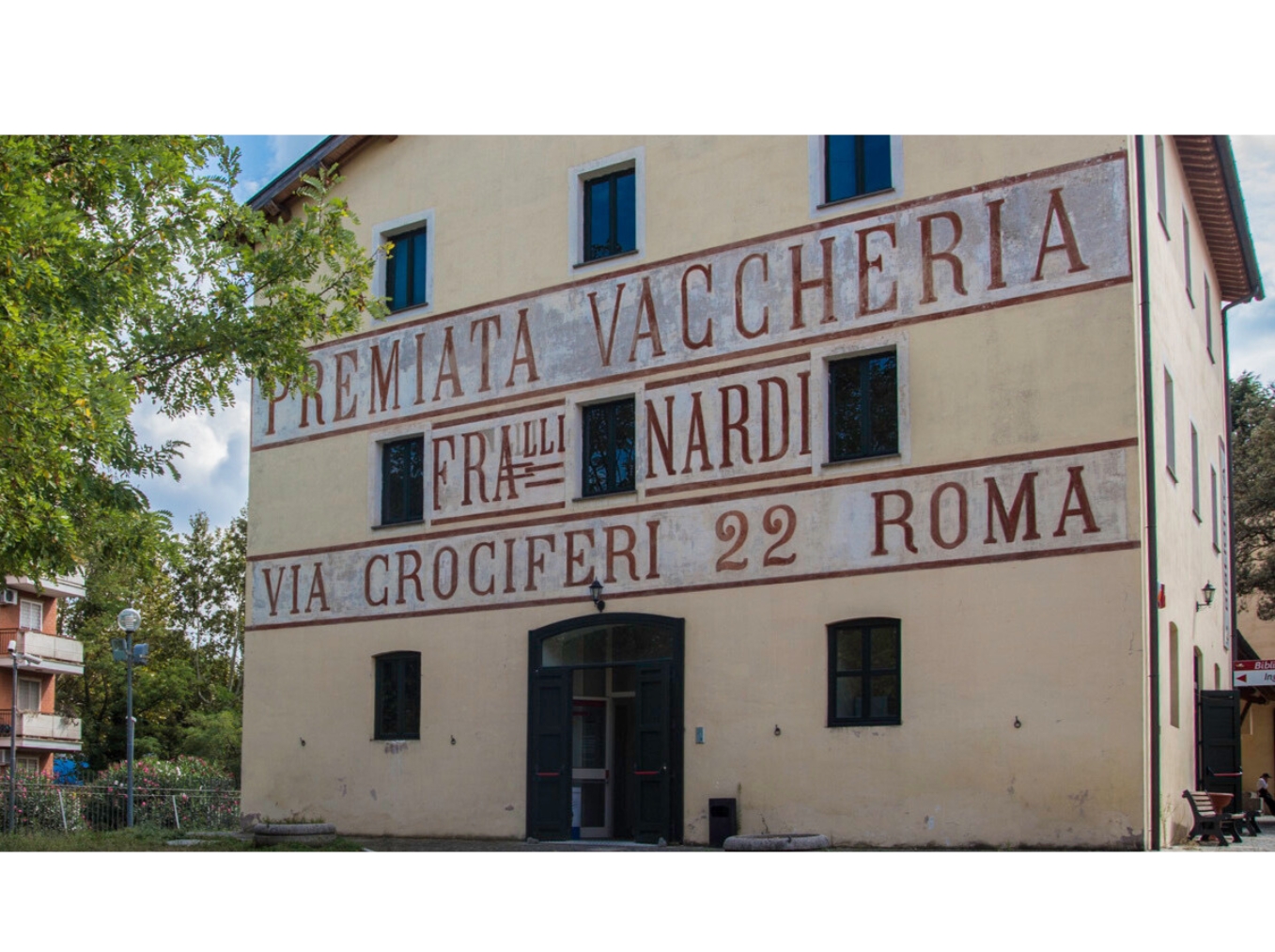 Non è soltanto una biblioteca. È il luogo dove si incontrano la campagna romana, la memoria del quartiere e la vita culturale di oggi. La Vaccheria Nardi custodisce una delle storie più affascinanti di Colli Aniene.